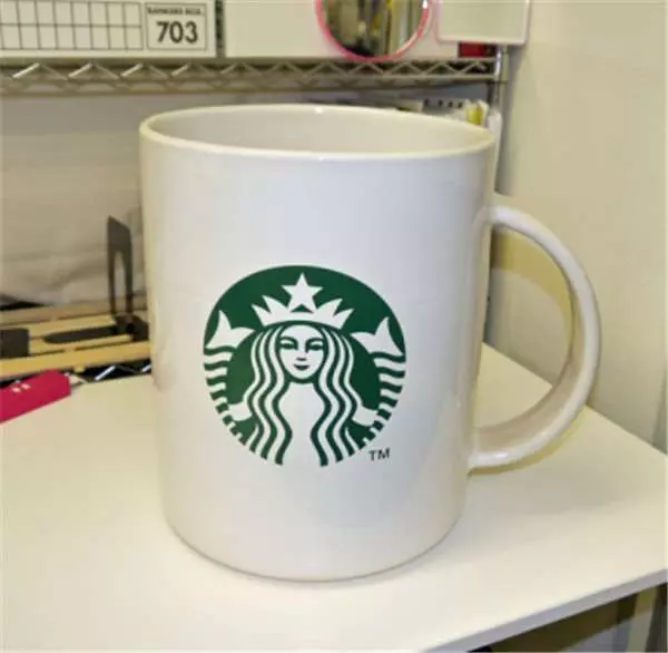 網友花8萬買下「巨無霸星巴克杯子」,他滿懷期待捧著它去買咖啡「店員竟然直接...」