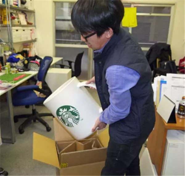 網友花8萬買下「巨無霸星巴克杯子」,他滿懷期待捧著它去買咖啡「店員竟然直接...」