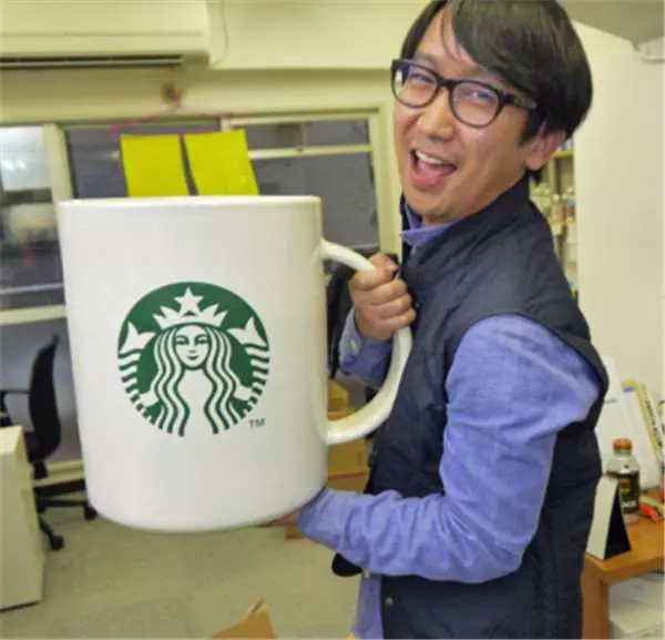 網友花8萬買下「巨無霸星巴克杯子」,他滿懷期待捧著它去買咖啡「店員竟然直接...」