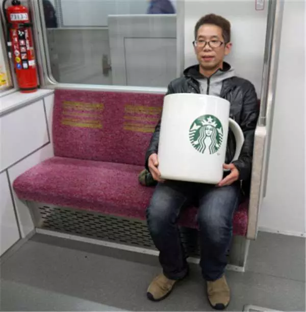網友花8萬買下「巨無霸星巴克杯子」,他滿懷期待捧著它去買咖啡「店員竟然直接...」
