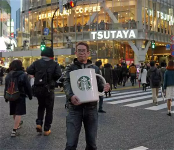 網友花8萬買下「巨無霸星巴克杯子」,他滿懷期待捧著它去買咖啡「店員竟然直接...」