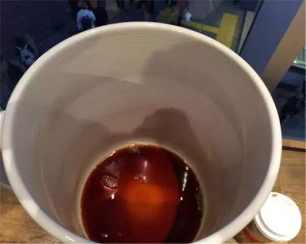 網友花8萬買下「巨無霸星巴克杯子」,他滿懷期待捧著它去買咖啡「店員竟然直接...」