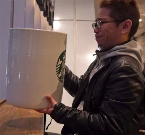 網友花8萬買下「巨無霸星巴克杯子」,他滿懷期待捧著它去買咖啡「店員竟然直接...」