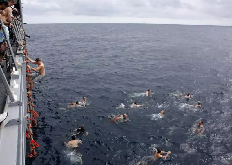 21張記錄「美國海軍在海洋上如何放鬆」的照片,完全和想像不一樣的活動比開派對還爽啊!