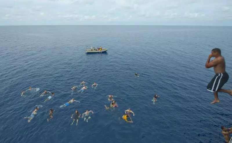21張記錄「美國海軍在海洋上如何放鬆」的照片,完全和想像不一樣的活動比開派對還爽啊!