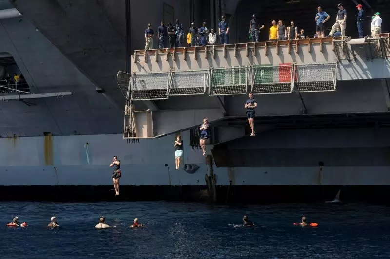 21張記錄「美國海軍在海洋上如何放鬆」的照片,完全和想像不一樣的活動比開派對還爽啊!