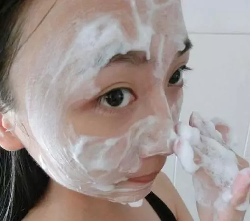 她把牙膏擠到鼻子上就去睡覺!沒想到隔天起床驚呆了!