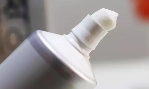 她把牙膏擠到鼻子上就去睡覺!沒想到隔天起床驚呆了!