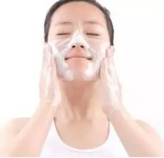 她把牙膏擠到鼻子上就去睡覺!沒想到隔天起床驚呆了!