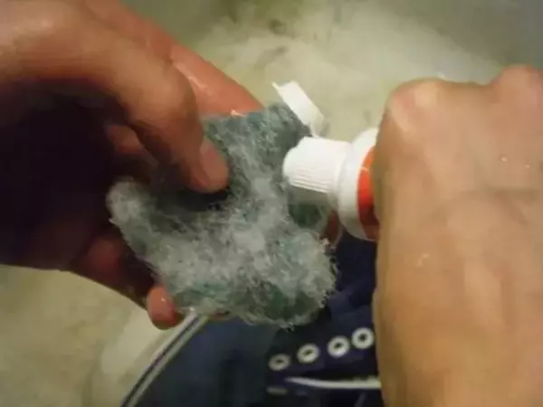 她把牙膏擠到鼻子上就去睡覺!沒想到隔天起床驚呆了!