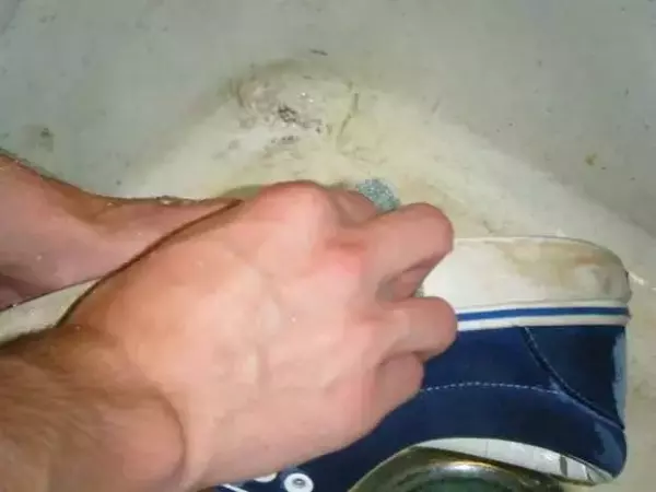 她把牙膏擠到鼻子上就去睡覺!沒想到隔天起床驚呆了!