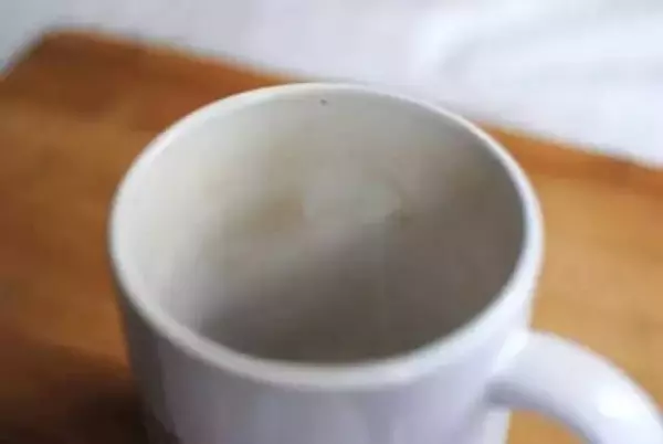 她把牙膏擠到鼻子上就去睡覺!沒想到隔天起床驚呆了!
