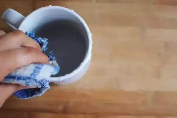 她把牙膏擠到鼻子上就去睡覺!沒想到隔天起床驚呆了!