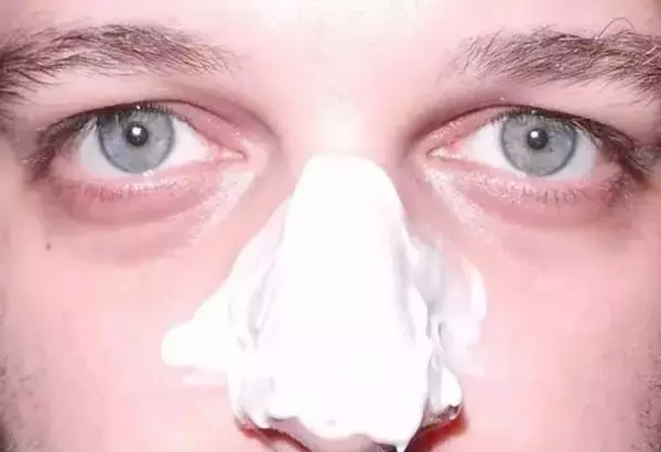 她把牙膏擠到鼻子上就去睡覺!沒想到隔天起床驚呆了!