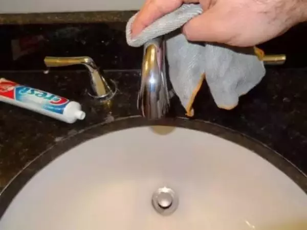 她把牙膏擠到鼻子上就去睡覺!沒想到隔天起床驚呆了!