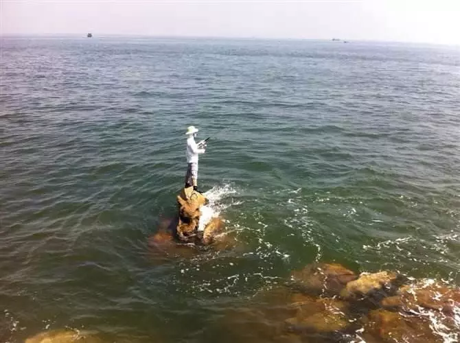 這男人釣魚時發現水底有一張詭異的「笑臉」慢慢靠近...悲劇就在瞬間發生!影片記錄下這一恐怖的瞬間!……