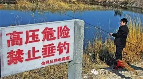 這男人釣魚時發現水底有一張詭異的「笑臉」慢慢靠近...悲劇就在瞬間發生!影片記錄下這一恐怖的瞬間!……