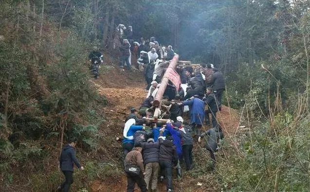 他懷疑妻子偷情氣得「殺妻後自殺」!不料出殯當天棺材3次落地,一開棺蓋竟有成群的…從裡面湧出!