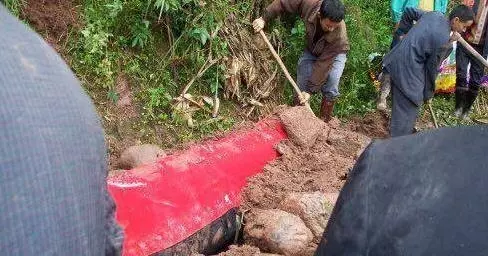 他懷疑妻子偷情氣得「殺妻後自殺」!不料出殯當天棺材3次落地,一開棺蓋竟有成群的…從裡面湧出!