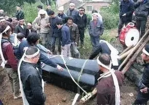 他懷疑妻子偷情氣得「殺妻後自殺」!不料出殯當天棺材3次落地,一開棺蓋竟有成群的…從裡面湧出!
