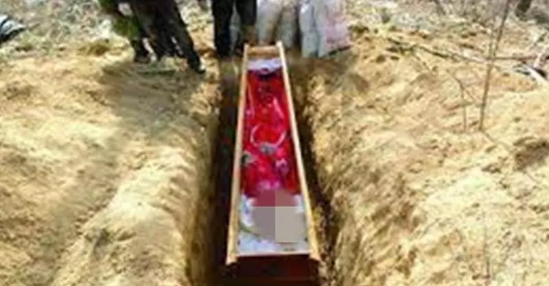 他懷疑妻子偷情氣得「殺妻後自殺」!不料出殯當天棺材3次落地,一開棺蓋竟有成群的…從裡面湧出!