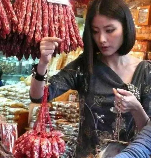 真正的豪門出身，人工受孕肚皮打30多針，如今兩個兒子可愛帥氣！