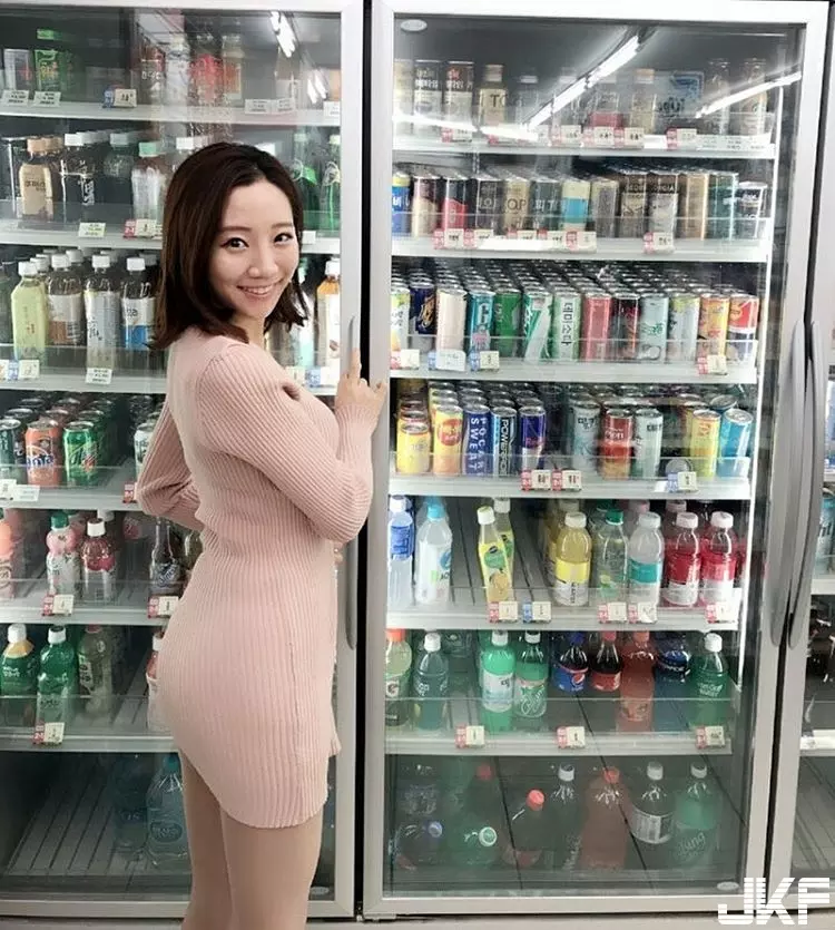 超正英文老師窄裙授課!底下學生,只看到滿滿的字母W