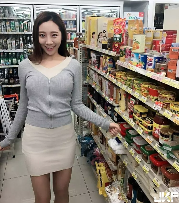 超正英文老師窄裙授課!底下學生,只看到滿滿的字母W