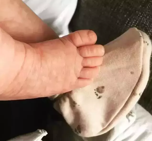 父親溫柔地把寶寶放在胸前睡覺,沒想到媽媽走過來發現寶寶有異狀,竟崩潰大哭說「你把他害死了!」