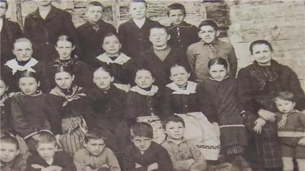 75年前一大早,父母說要去農場給牛擠奶,從此人間蒸發…如今卻出現在雪山上!