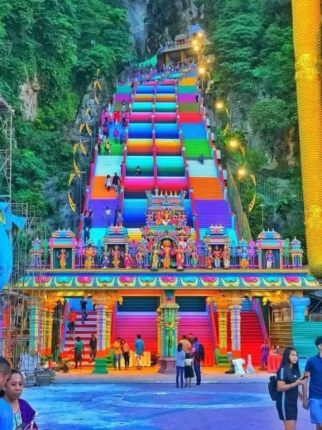 【這真的是Batu Caves嗎?】黑風洞變『七彩階梯』吸引線民瘋轉!