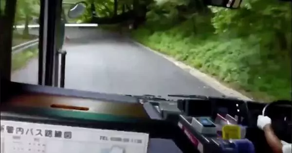 公車司機在九彎十八拐的下坡路狂飆 全網看呆:拓海 4ni?這過彎太扯了~
