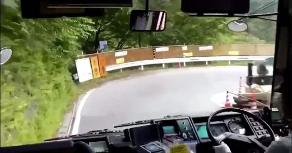 公車司機在九彎十八拐的下坡路狂飆 全網看呆:拓海 4ni?這過彎太扯了~