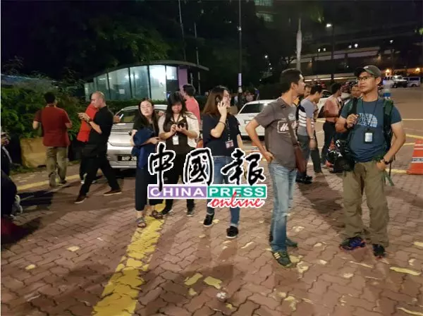 ◤直播◢ 警方緊急疏散 首要媒體集團辦公樓接炸彈恐嚇