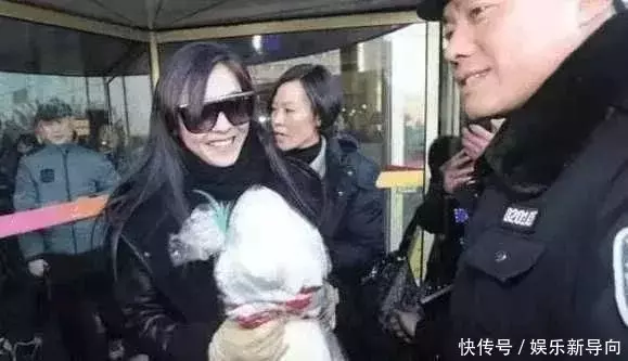 謝霆鋒張伯芝同接兒子上學, 表情很開心, 公開和張柏芝復婚中!