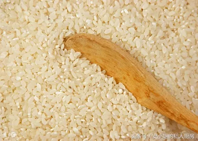 大米裡有米蟲怎麼辦?教你一招,放幾粒它進去,米蟲自己跑出來