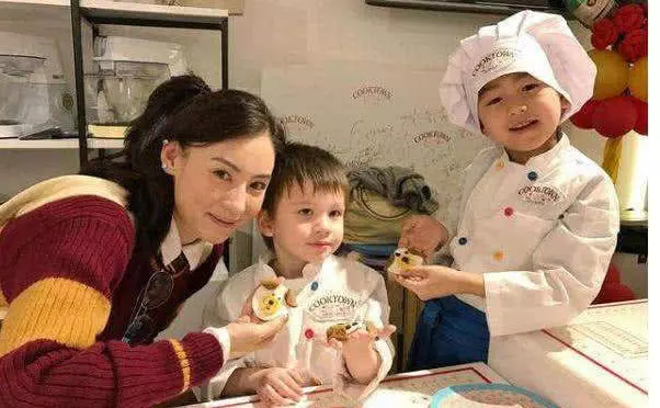 謝霆鋒發文想家,張柏芝坐不住了發了張照片,網友:太扎心!