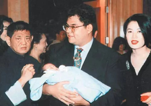 他是台灣三大醜男之首,身價百億最愛艷星,如今留給兒子的只剩26億債務!最後一句話太心酸!