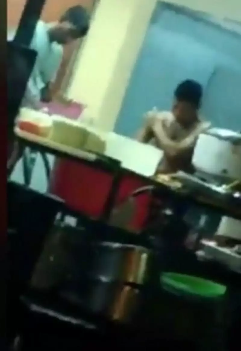 大馬美食竟是如此製作而成的?網友:以後不會再光顧嘛嘛檔了!
