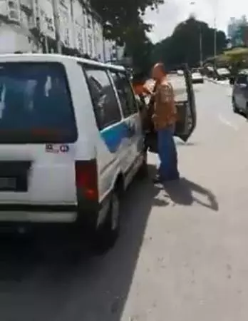 吉隆坡:中國男子不滿被貨卡司機鳴車笛警告,竟掐司機頸項將他拉下車!