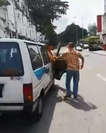 吉隆坡:中國男子不滿被貨卡司機鳴車笛警告,竟掐司機頸項將他拉下車!