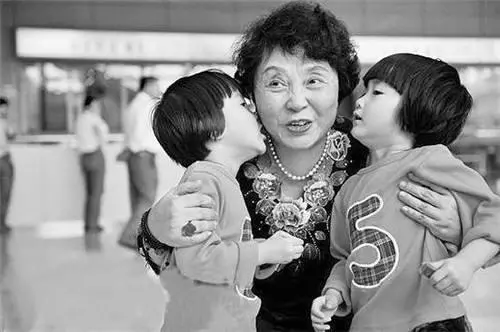 67歲失獨母親艱難試管孕雙胞胎,卻被醫院拒之門外!網友:讓她生