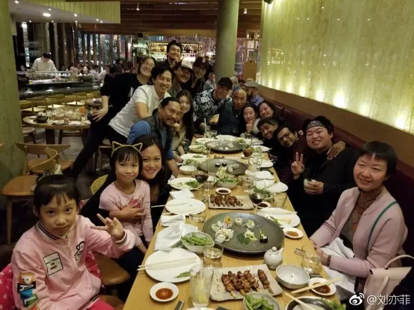 【劉亦菲果然是全家最丑!】60歲媽媽難得露臉,竟然比女兒還美!網友:根本就是神基因~