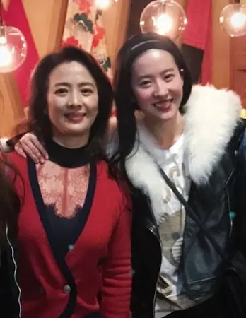 【劉亦菲果然是全家最丑!】60歲媽媽難得露臉,竟然比女兒還美!網友:根本就是神基因~