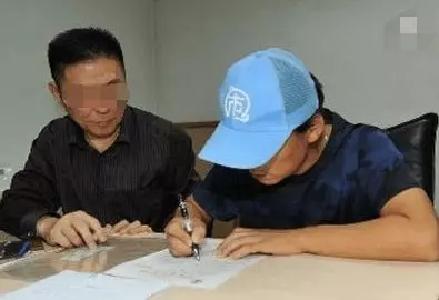 打工三年回家老婆卻大肚子,簽字離婚時看一眼她耳朵後,我不離了