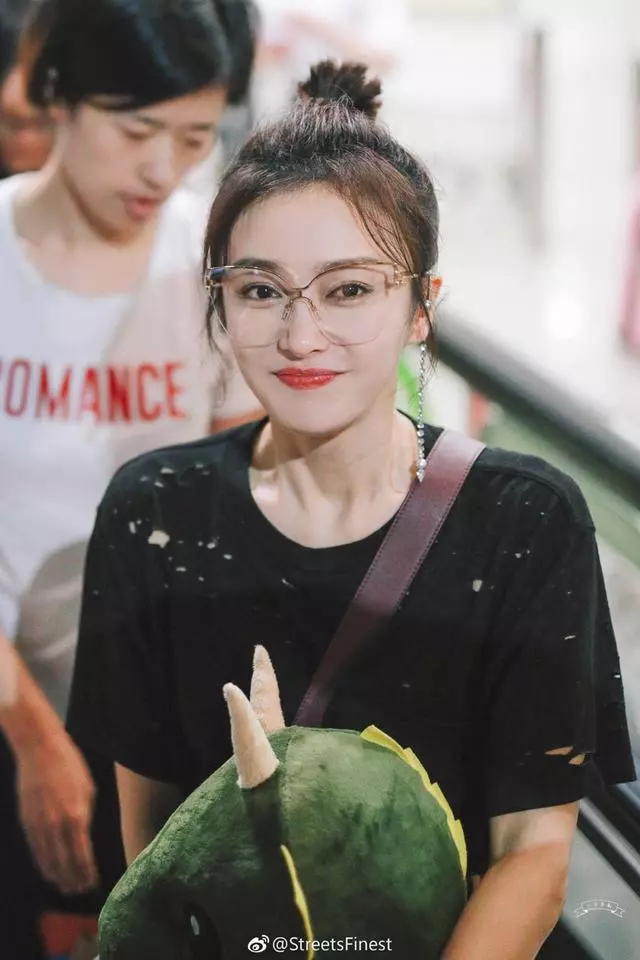 富察皇后慘遭粉絲咸豬手!秦嵐神情尷尬, 苦笑走完全程!網民: 脾氣也太過分好了吧?
