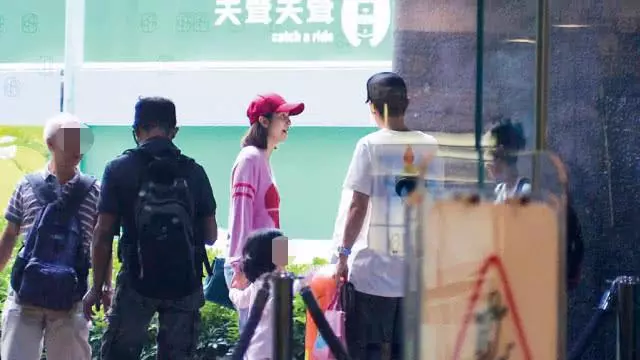 夫妻倆疑吵架?張丹峰急忙道歉主動帶孩子讓洪欣盡情購物