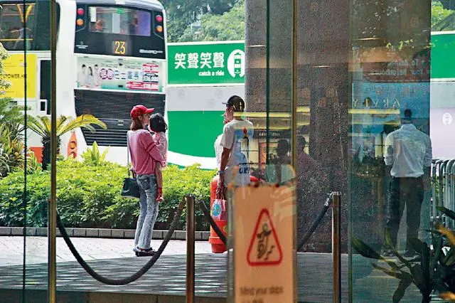 夫妻倆疑吵架?張丹峰急忙道歉主動帶孩子讓洪欣盡情購物
