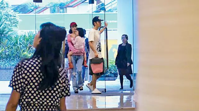 夫妻倆疑吵架?張丹峰急忙道歉主動帶孩子讓洪欣盡情購物