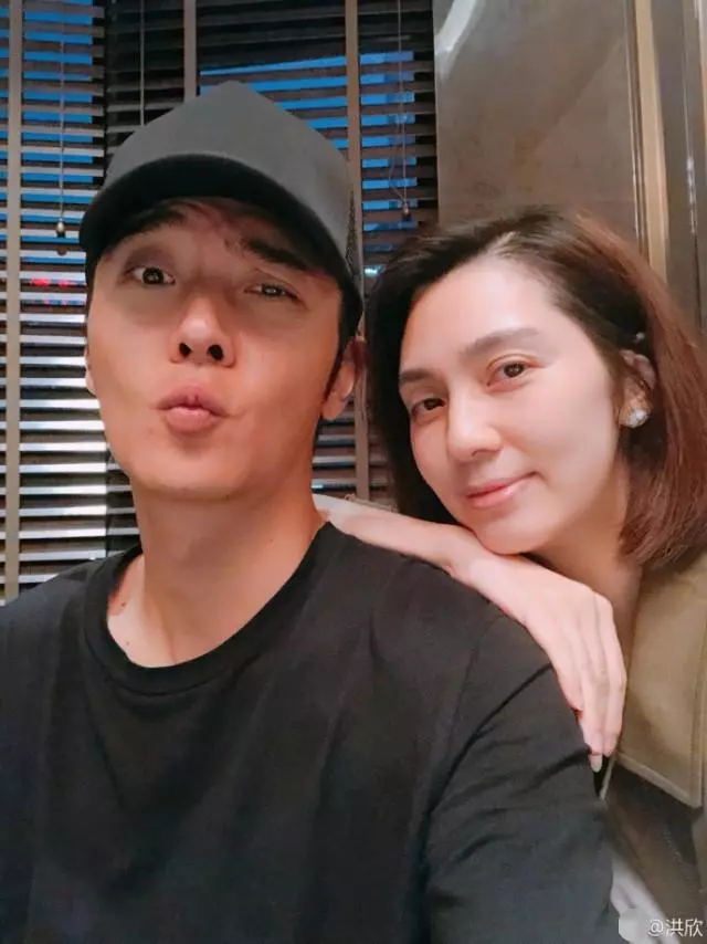 夫妻倆疑吵架?張丹峰急忙道歉主動帶孩子讓洪欣盡情購物